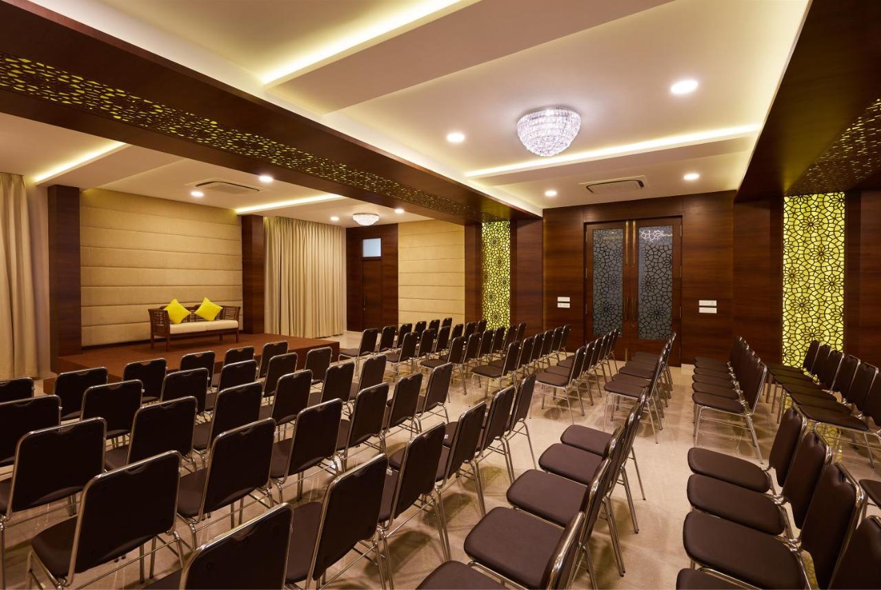 Hotel Kamar Residences And Banquets Madras Buitenkant foto